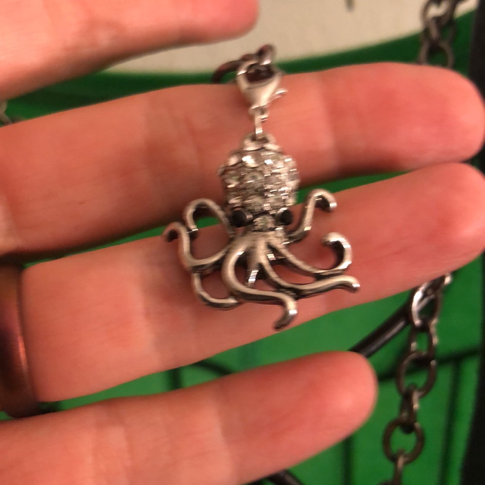 Leather scarf with octopus charm - Picture 7 of 7